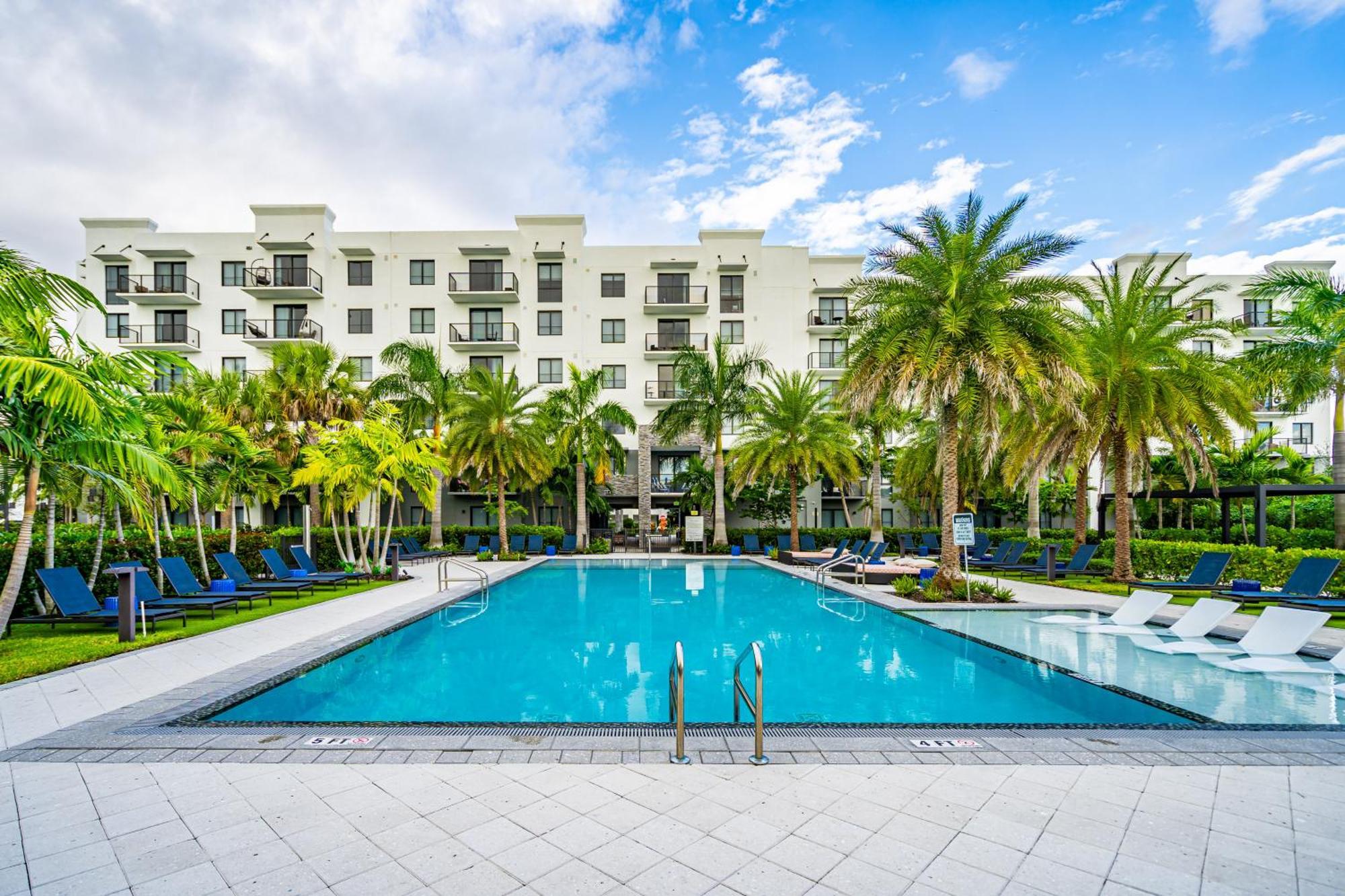 Amazing 2 Bedroom Unit In Doral Miami With Free Parking 海厄利亚加登斯 外观 照片