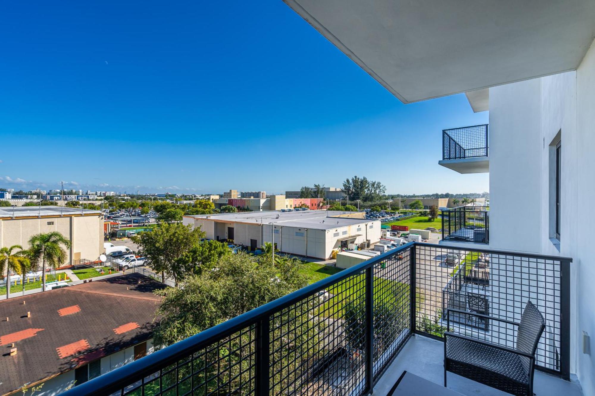 Amazing 2 Bedroom Unit In Doral Miami With Free Parking 海厄利亚加登斯 外观 照片