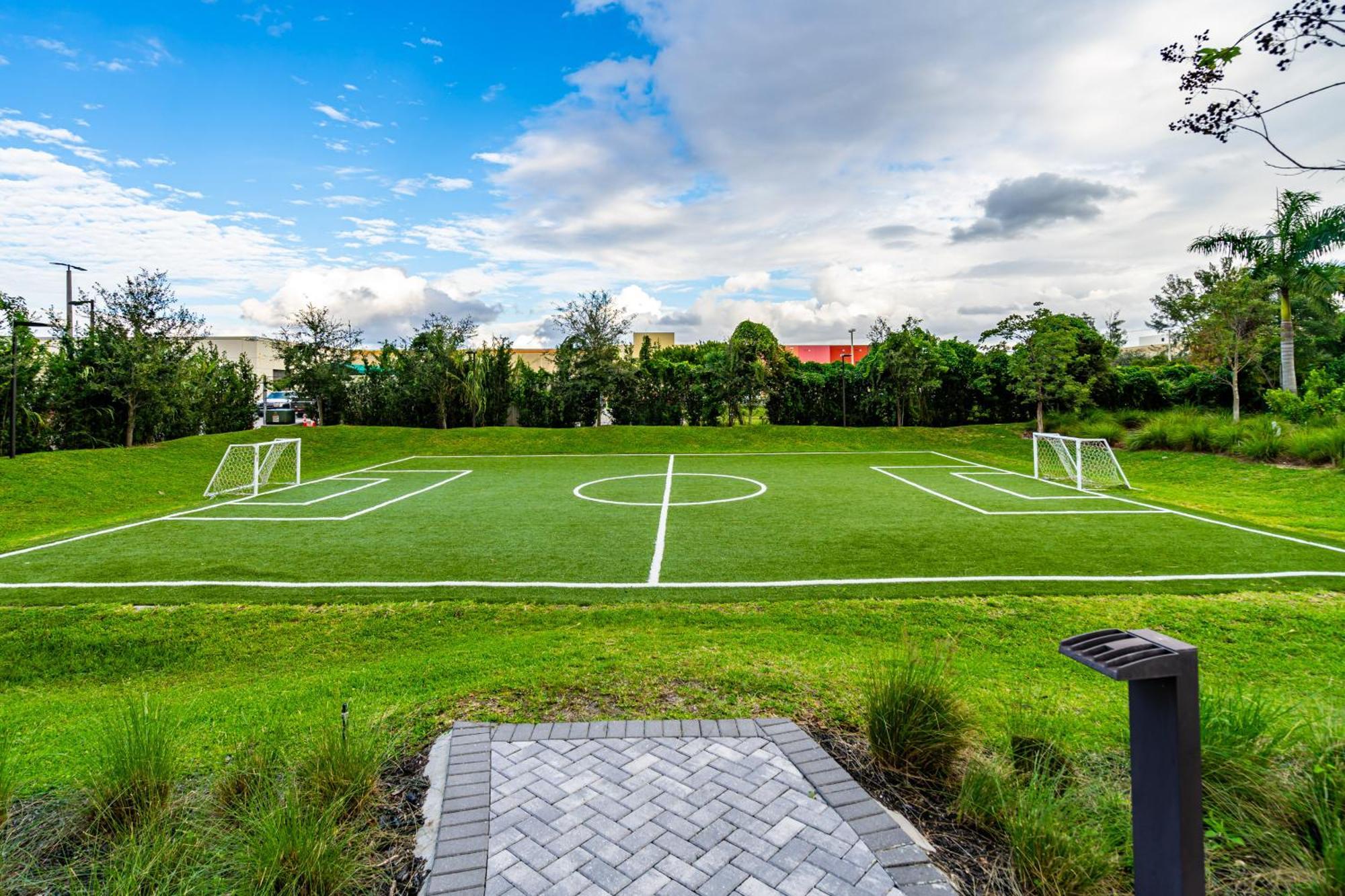 Amazing 2 Bedroom Unit In Doral Miami With Free Parking 海厄利亚加登斯 外观 照片