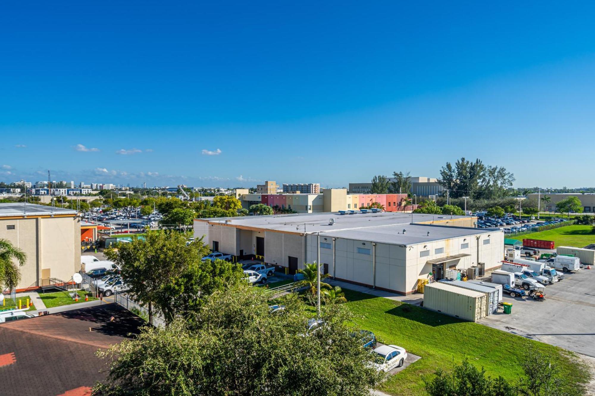 Amazing 2 Bedroom Unit In Doral Miami With Free Parking 海厄利亚加登斯 外观 照片