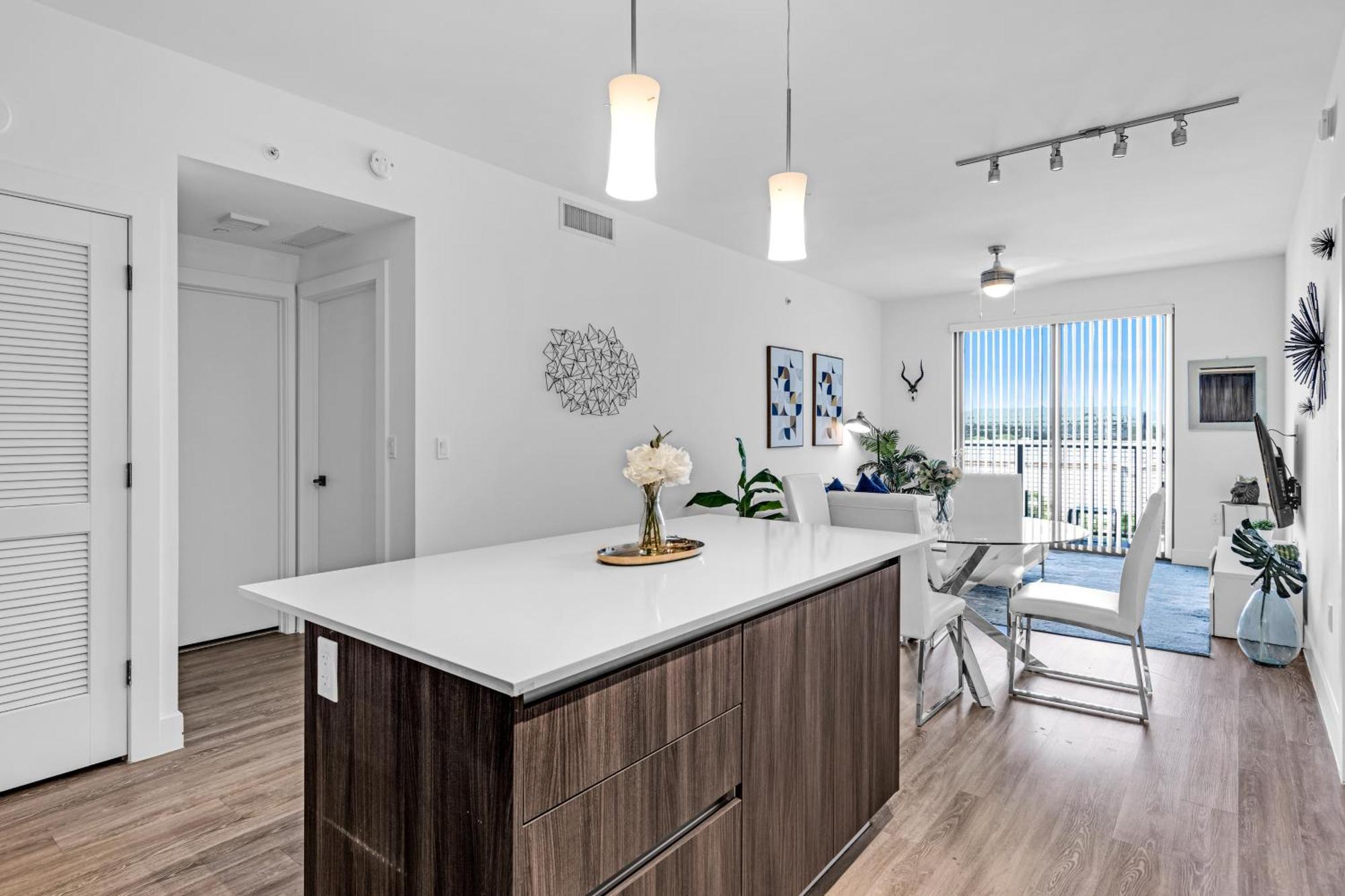 Amazing 2 Bedroom Unit In Doral Miami With Free Parking 海厄利亚加登斯 外观 照片