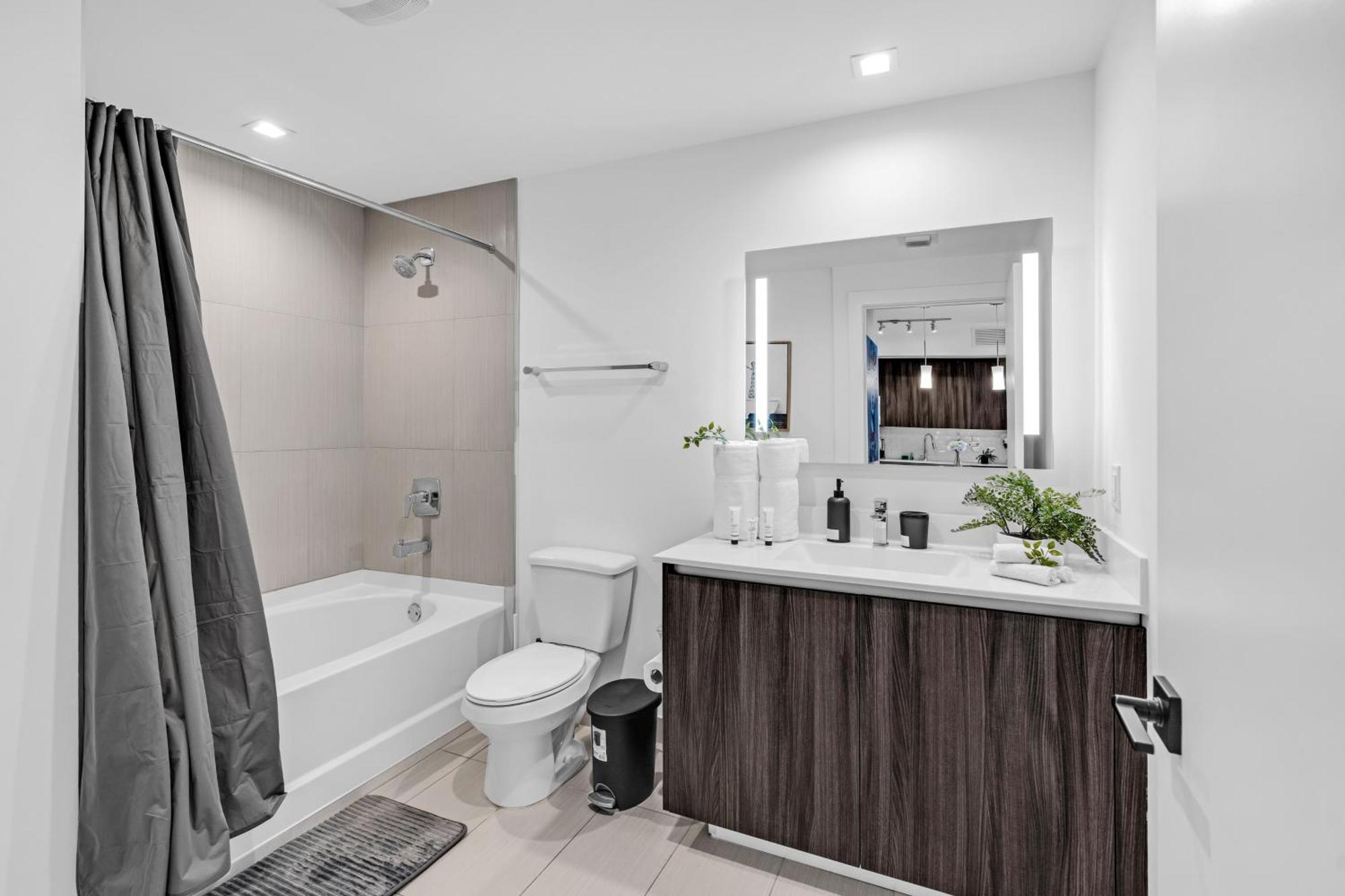 Amazing 2 Bedroom Unit In Doral Miami With Free Parking 海厄利亚加登斯 外观 照片