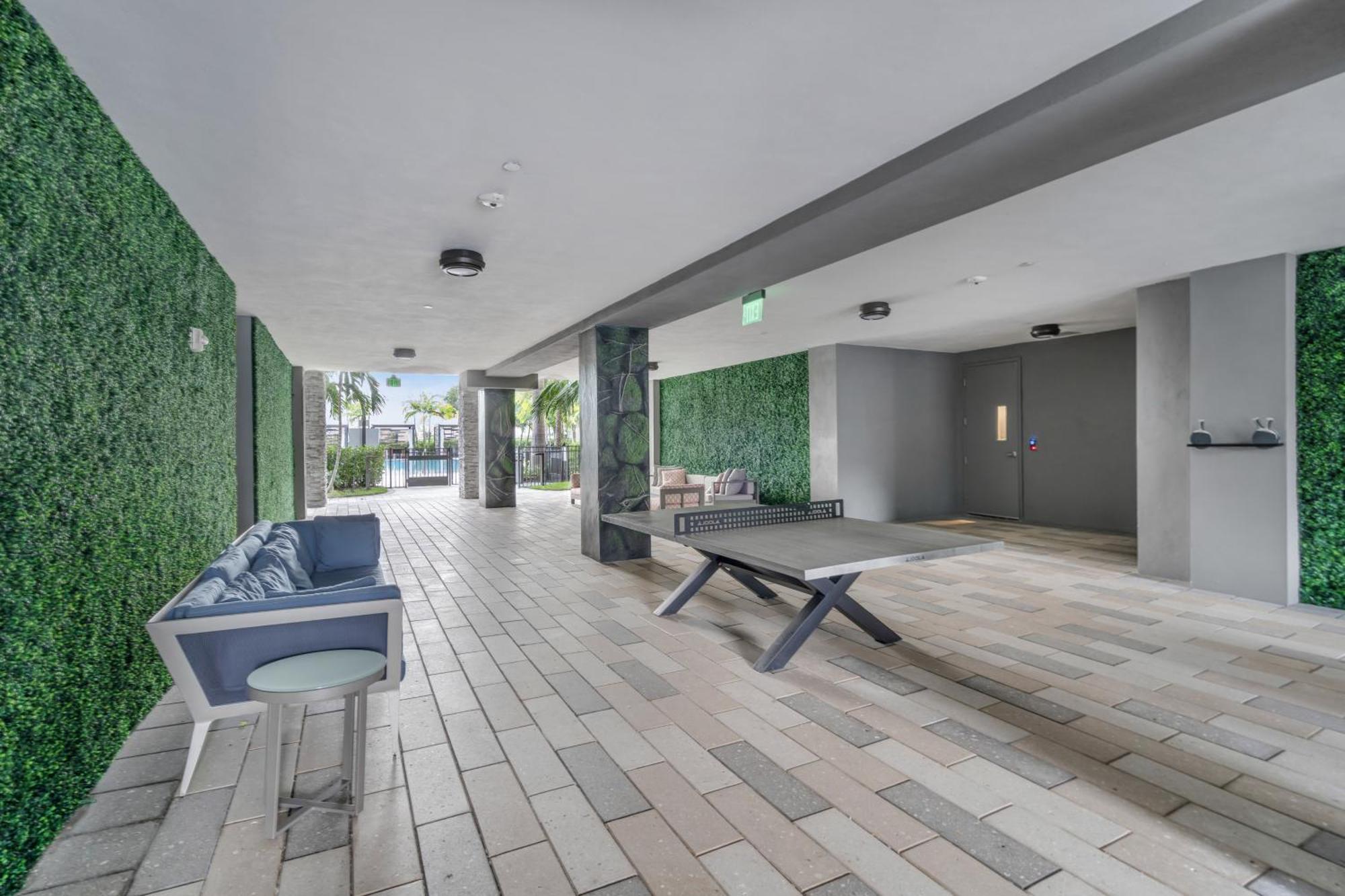 Amazing 2 Bedroom Unit In Doral Miami With Free Parking 海厄利亚加登斯 外观 照片
