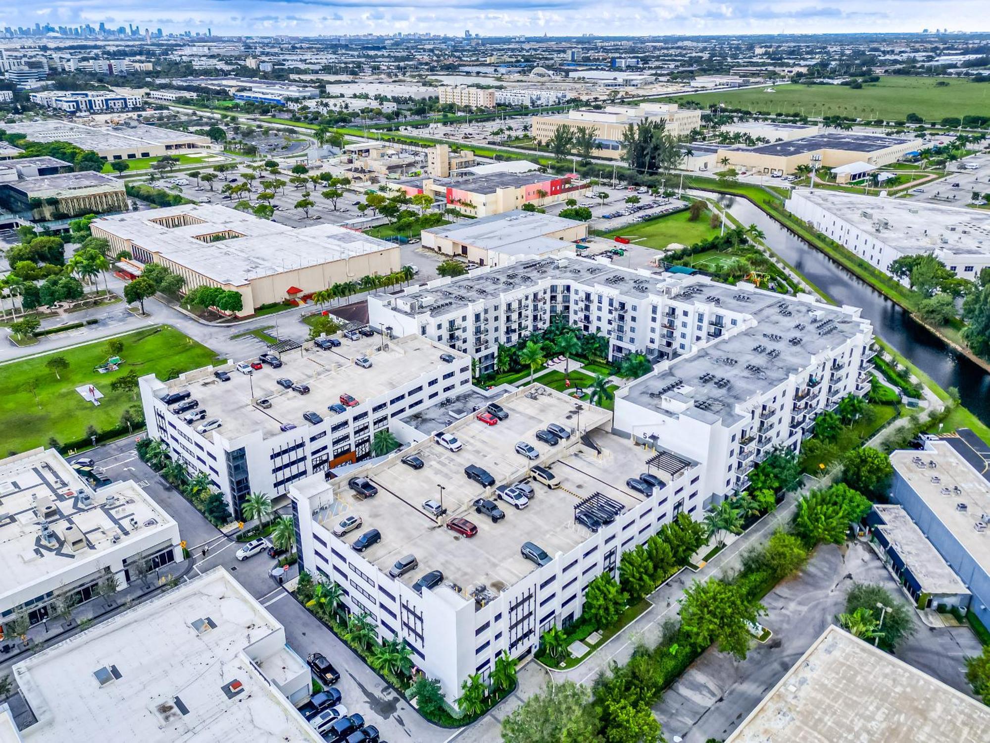 Amazing 2 Bedroom Unit In Doral Miami With Free Parking 海厄利亚加登斯 外观 照片